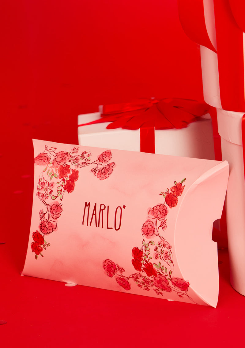 صندوق هدايا وسادة العطلة